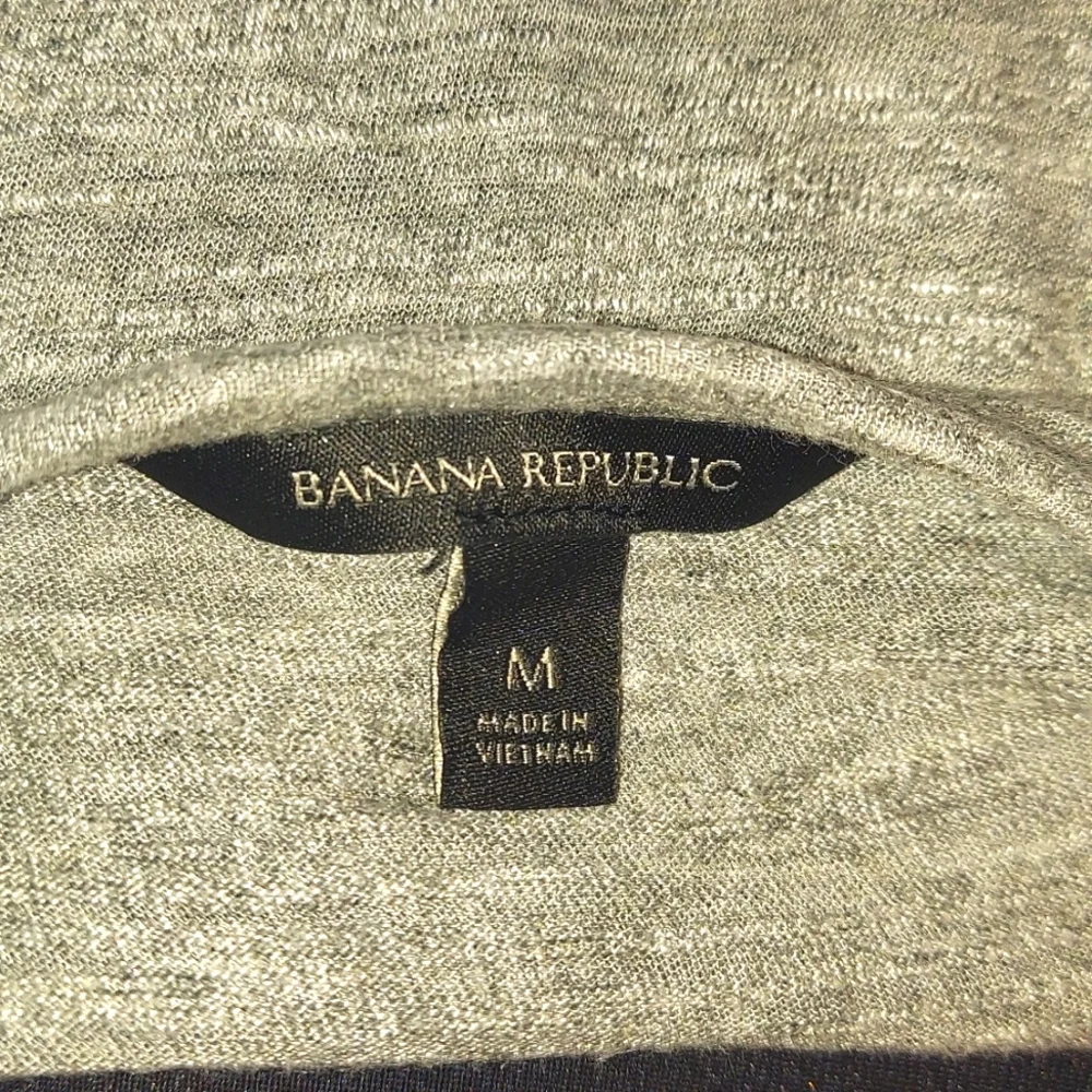 Banana Republic "Rain Rain Go Away" Scoop Neck Verrigated Gray Tee M - Picture 7 of 7